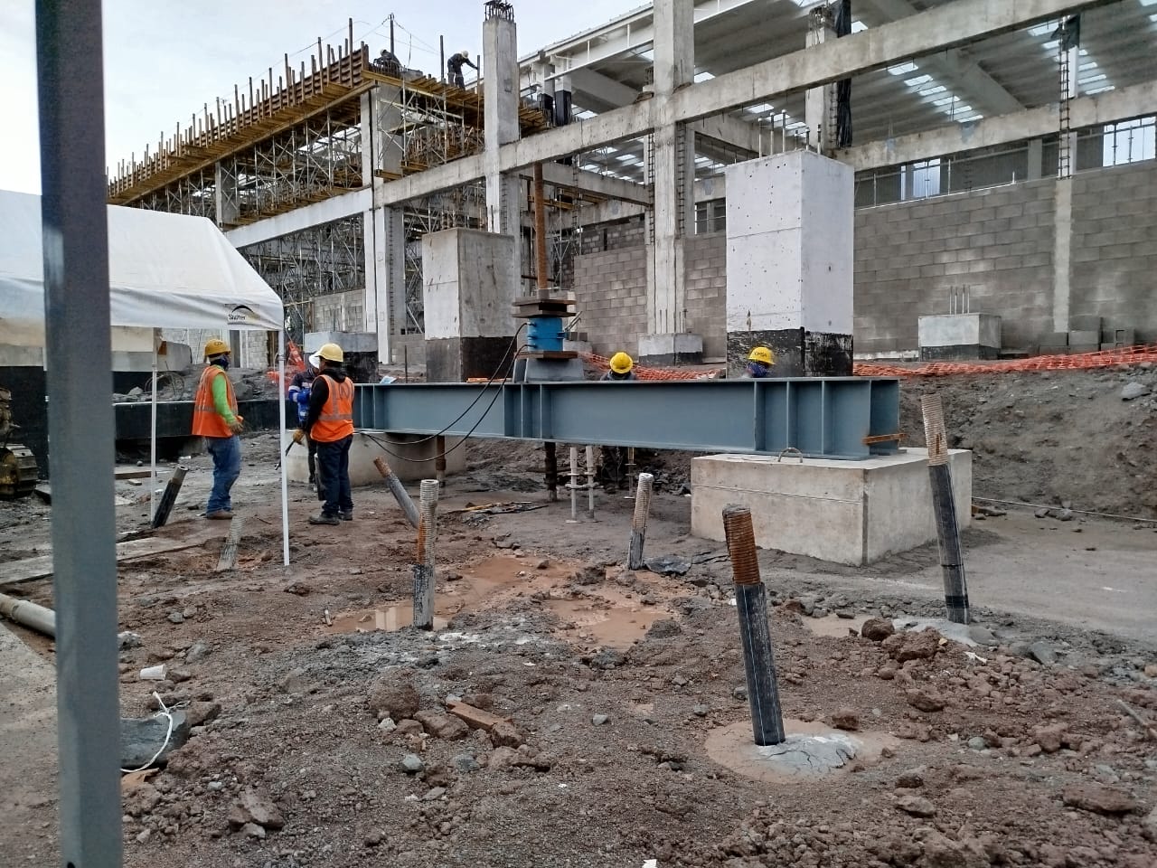 Cabezas de micropilotes y estructura de trabajo de la cimentación industrial en Planta Arauco