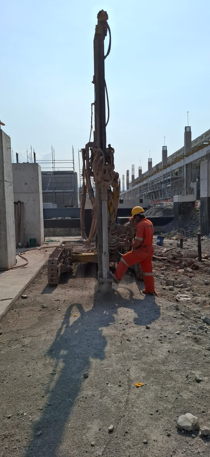 Equipo de perforación sobre orugas durante la instalación de micropilotes en Planta Arauco